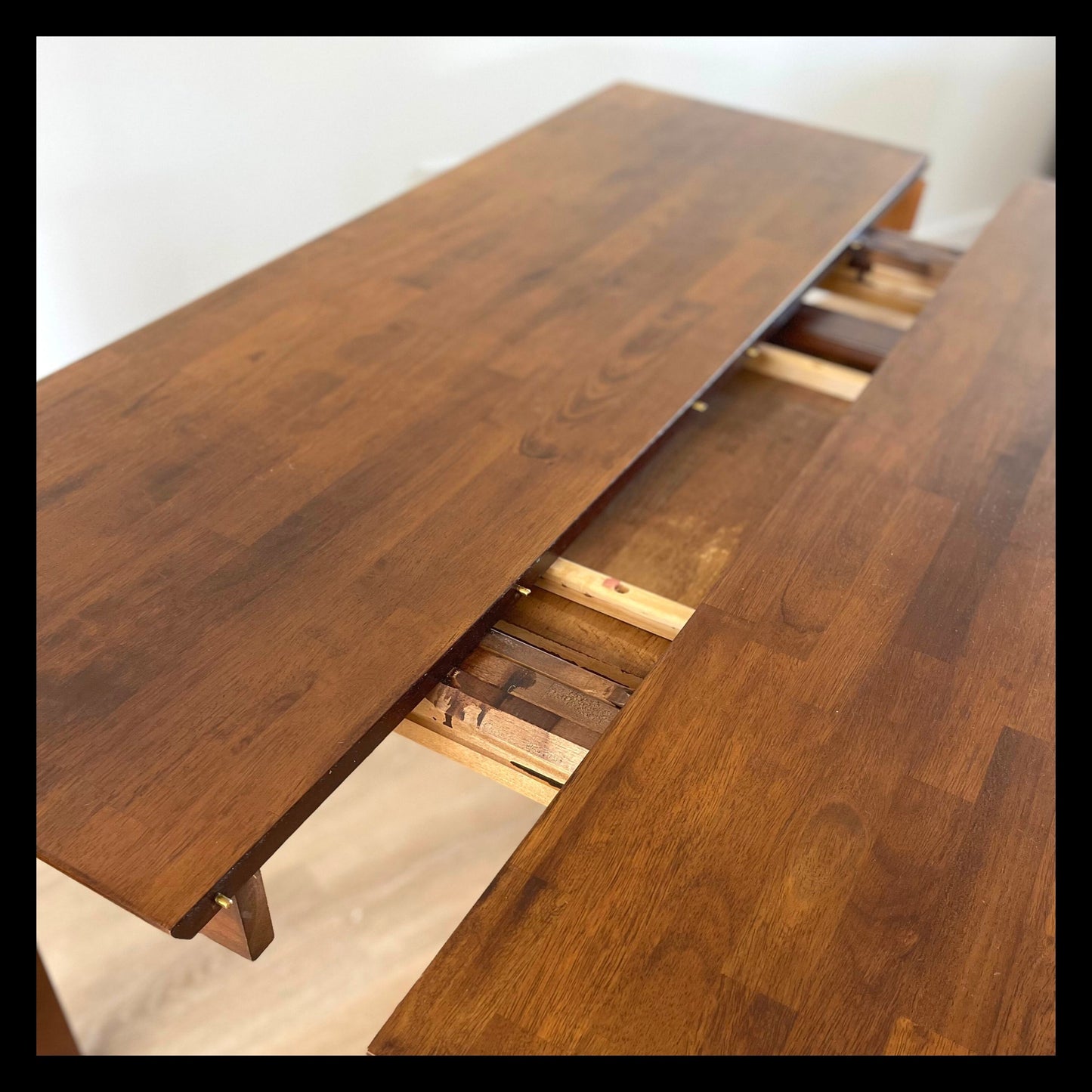 [SOLD] Stylish Wood Dining Room Table and Chairs | Self-Storing Butterfly Leaf | Great Condition